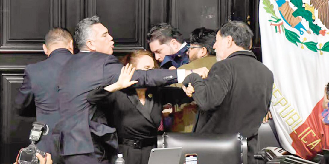 Alejandro Moreno agrede a Fernández Noroña, el pasado 27 de agosto en el Congreso.