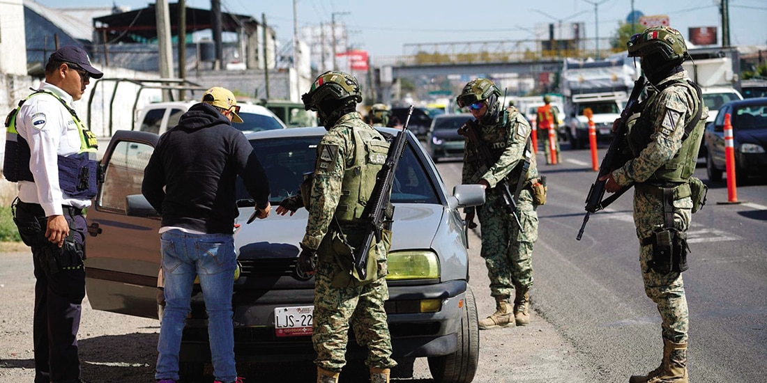 FILTRO DE SEGURIDAD en la salida a Salamanca, el martes, en el blindaje de Michoacán.