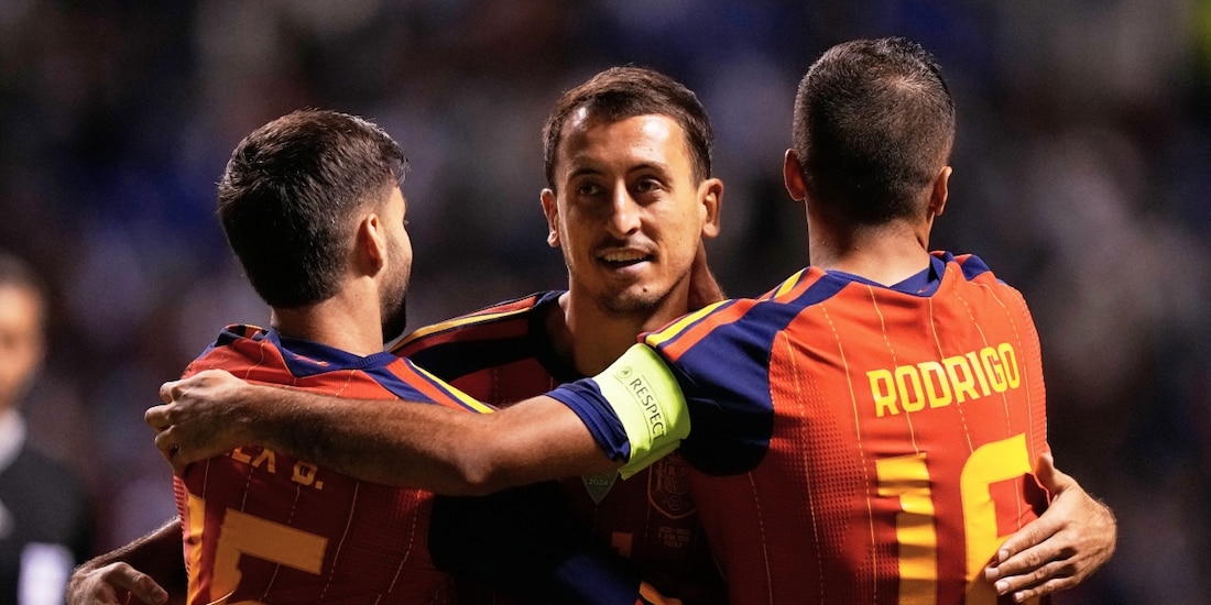 Mikel Oyarzabal festeja su gol contra Perú en el triunfo de España en Puebla.