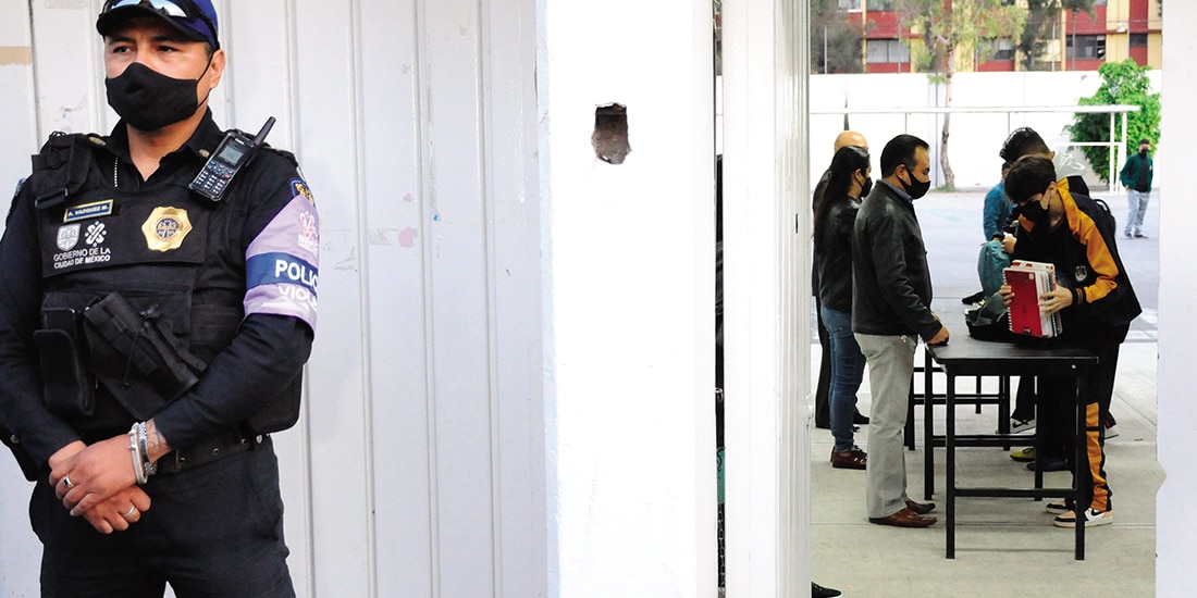 Un policía resguarda una escuela luego de que un joven llevó un arma, en 2022.