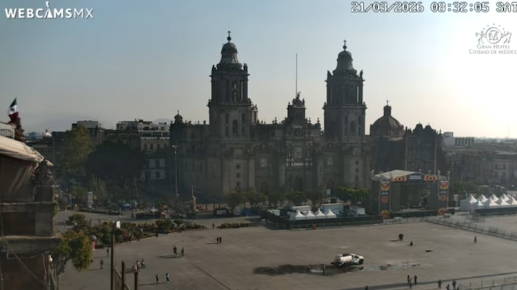 Así luce el Zócalo HOY 21 de marzo; sin manifestantes y con escenario listo para el evento Noche de Primavera.