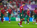El atacante portugués Cristiano Ronaldo se retira de la cancha tras la victoria 6-1 ante Suiza en los octavos de final del Mundial Qatar 2022.