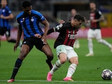 Brahim Díaz del AC Milan, a la derecha, es desafiado por Denzel Dumfries del Inter de Milán durante el partido de vuelta de la semifinal de la Champions League.