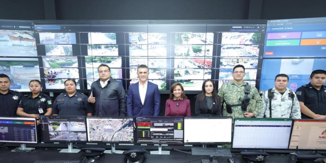 La gobernadora de Tlaxcala, Lorena Cuéllar (de guinda), ayer, en el C2.