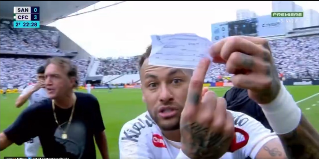 Neymar Jr explota al ver el error arbitral que lo sacó del partido.