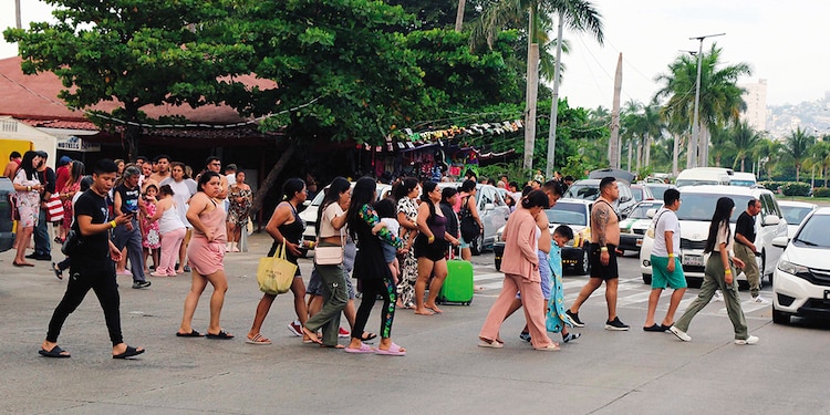 Turistas y habitantes de Acapulco, Guerrero, ayer durante el movimiento telúrico de 6.5 grados.