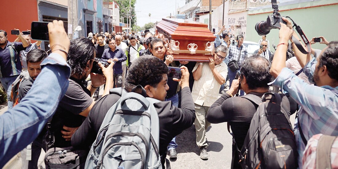 REPORTEROS rindieron ayer homenaje a su compañero caído, en la ciudad de Oaxaca.