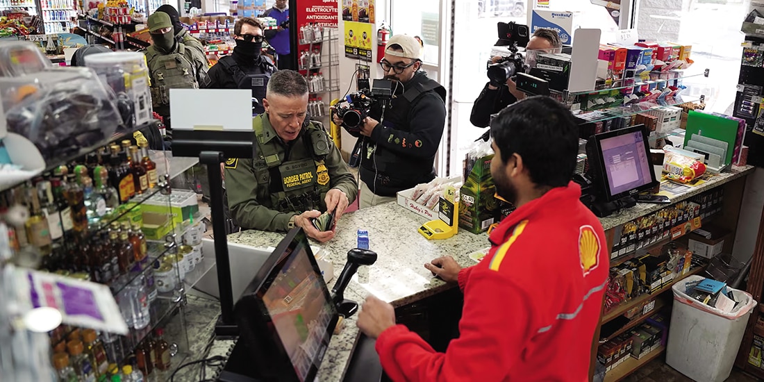 El comandante de la Patrulla Fronteriza, Gregory Bovino, en una tienda de conveniencia, ayer.