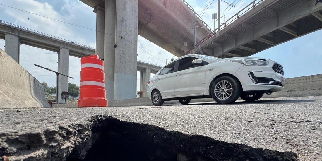 Equipos técnicos supervisan el Puente de la Concordia, en Iztapalapa, tras la activación de una grieta geológica.