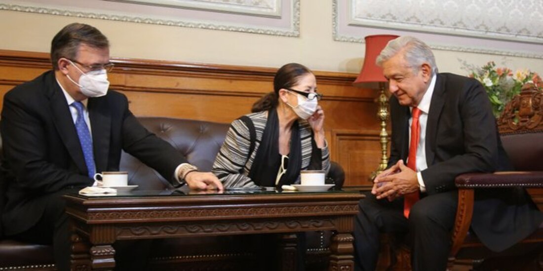 AMLO dialoga con la vicepresidenta de EU, Kamala Harris.