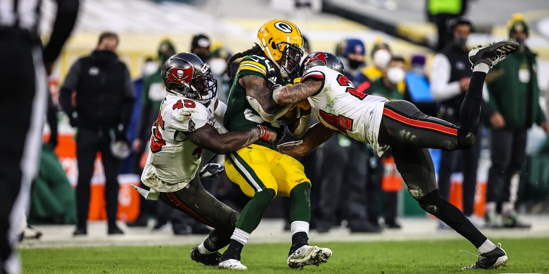 Una acción del duelo entre Packers y Buccaneers