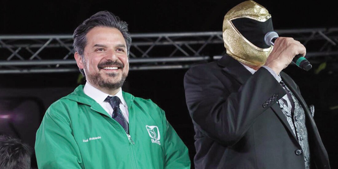 Zoé Robledo, con Tinieblas, en la pelea de lucha libre del 26 de septiembre en la Unidad deportiva Cuauhtémoc.