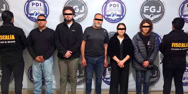 Los detenidos por autoridades federales y estatales son un exfuncionario y su familia