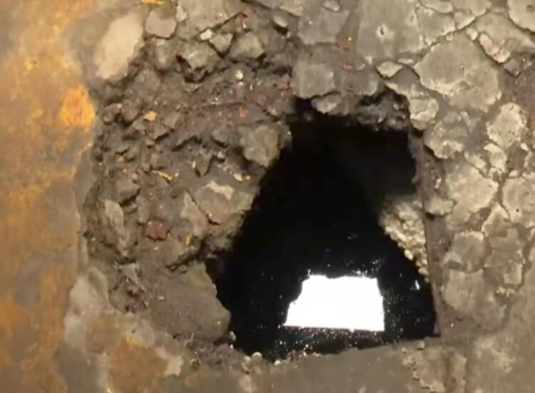 Vecinos detectaron la formación de un agujero dentro del desarrollo inmobiliario en Pantitlán.