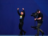 El mexicano Osmar Olvera Ibarra celebra ganar la medalla de oro tras en la prueba de trampolín de 1 metro en el Campeonato Mundial de Natación de Doha