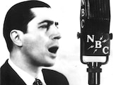 Gardel, en 1934, mientras grababa en la NBC de NY.
