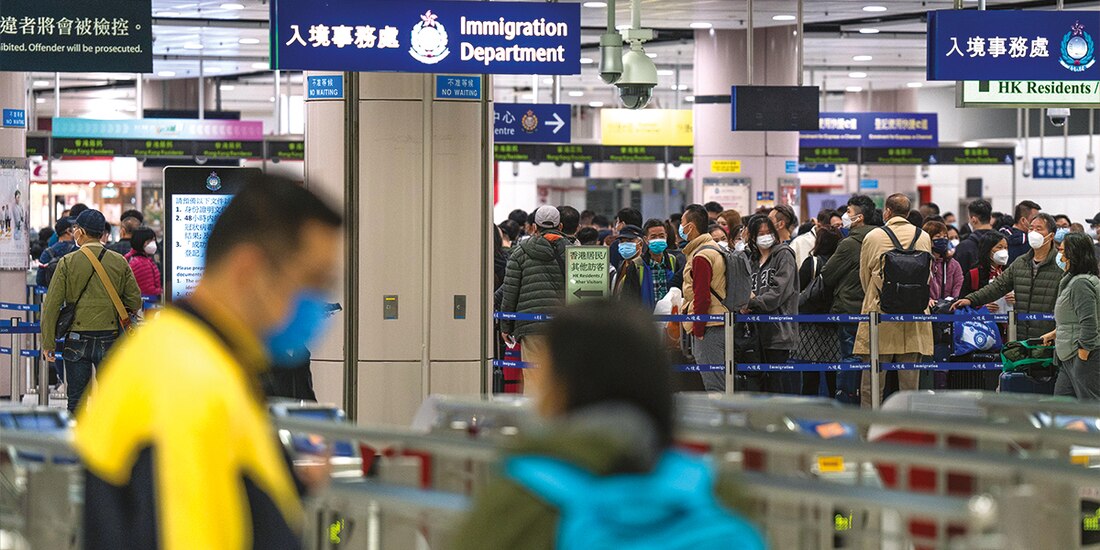 Enormes filas de pasajeros se observan, de nuevo, en aeropuertos del país, como en Hong Kong, ayer.