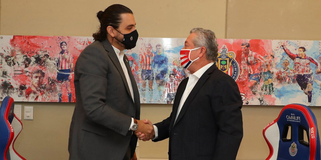 Amaury Vergara, presidente del club, con Víctor, ayer, en el Estadio Akron.