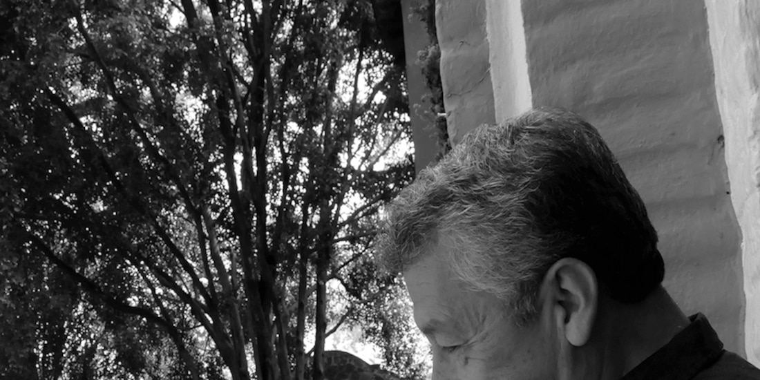 El artista, leyendo una partitura en la Plaza de la Conchita.