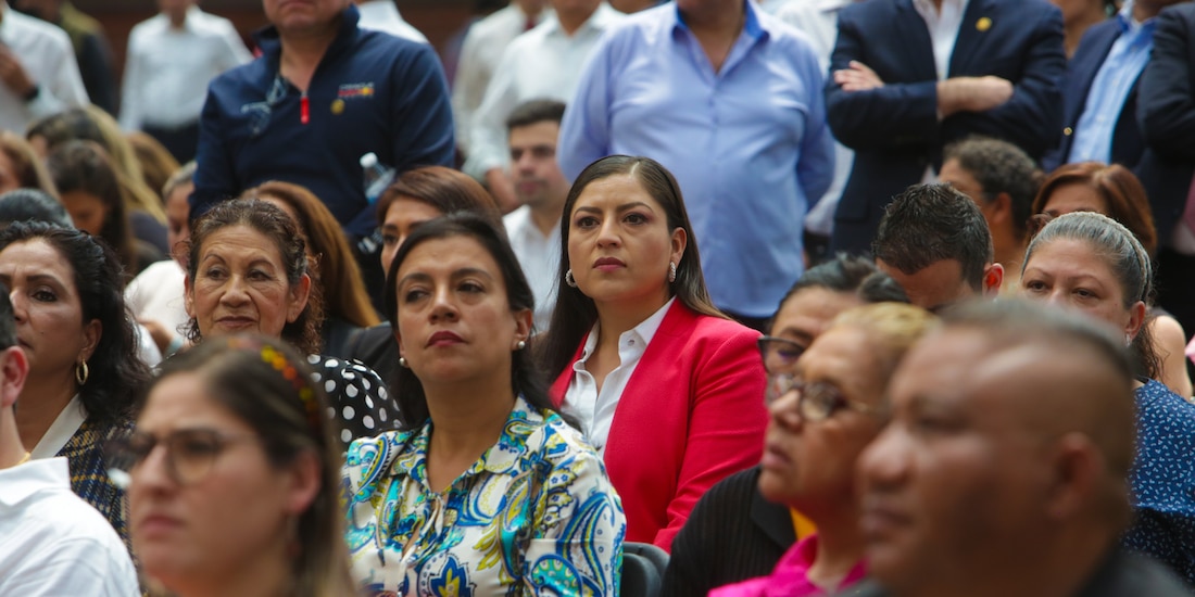 Al centro de la imagen la diputada federal Claudia Rivera Vivanco.