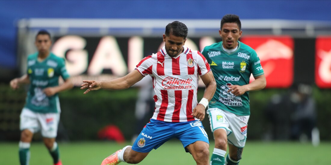 Miguel Ponce pasa el esférico ante la marca del ecuatoriano Ángel Mena.