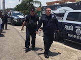 El titular de la SSP de Quintana Roo (adelante), Alberto Capella, junto al comandante Lauro Quiroz.