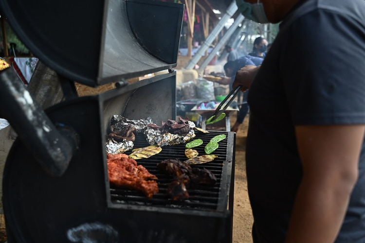 Preparación de carnes durante la Feria de la Tlayuda.