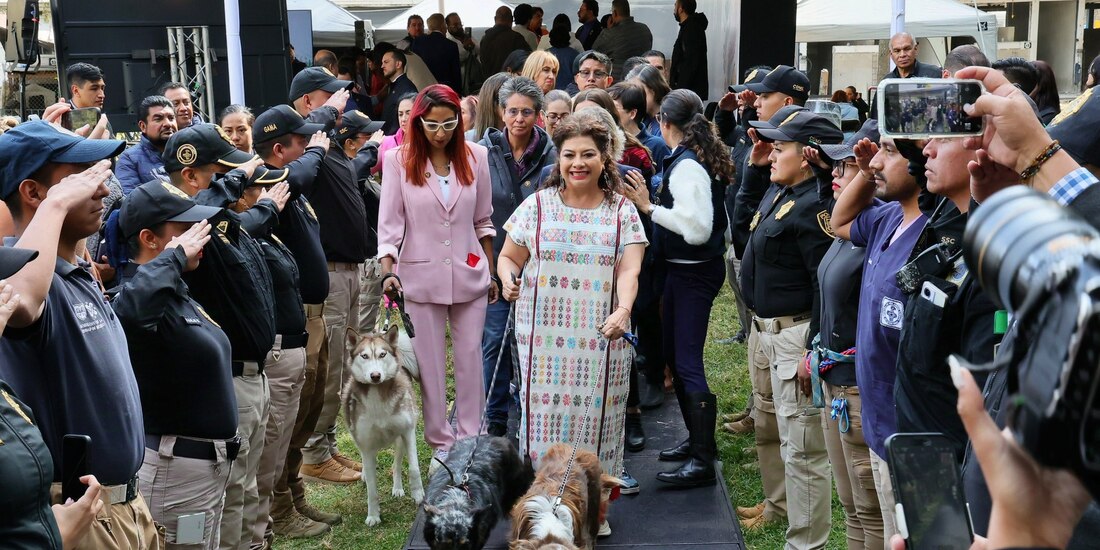 Clara Brugada con sus dos mascotas, ayer, en un evento.