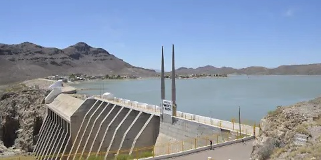 Presa en el norte del país, que suministra agua para el pago a EU.