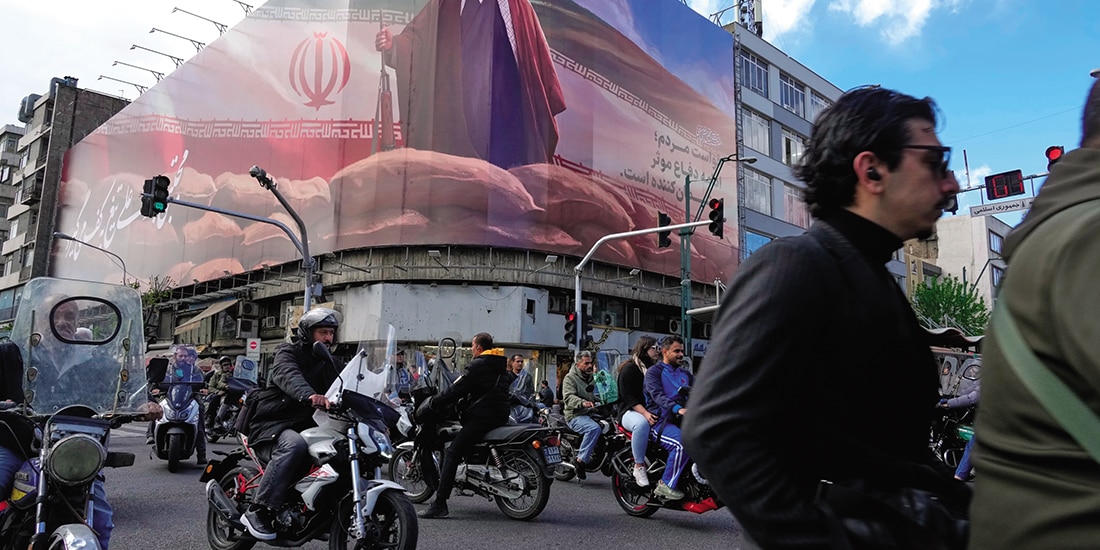 Personas transitan por una calle inarí, ayer.