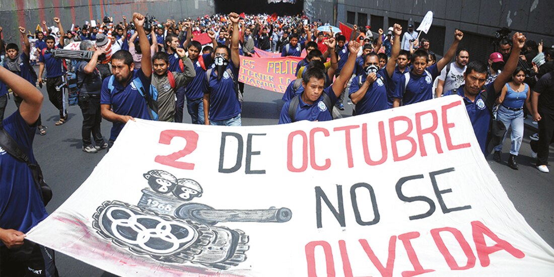 Normalistas marcharon ayer por la conmemoración del 54 aniversario de la matanza de estudiantes del 2 de octubre de 1968, en Tlatelolco.