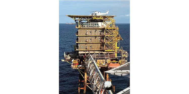 Plataforma petrolera de Pemex supervisada por el director de la firma.