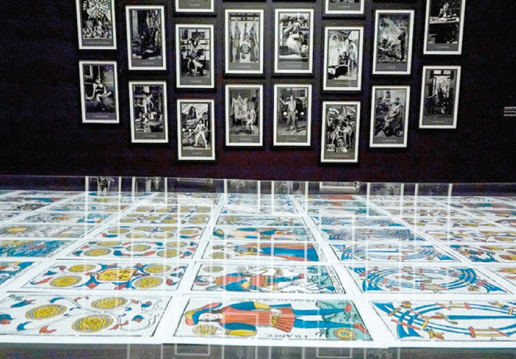 El tarot de José Raúl Pérez Fernández (arriba) y el de Eugenia Martínez (abajo).