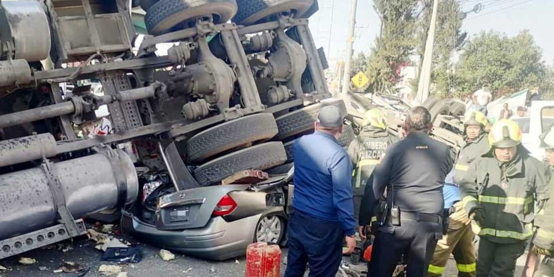 Tráiler aplasta tres vehículos al caer de un puente en la Cuautitlán-Tlalnepantla