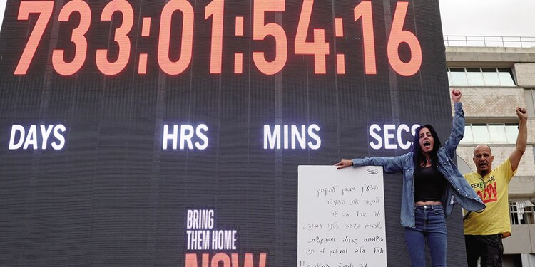 Familiares de rehenes en Tel Aviv, ayer.