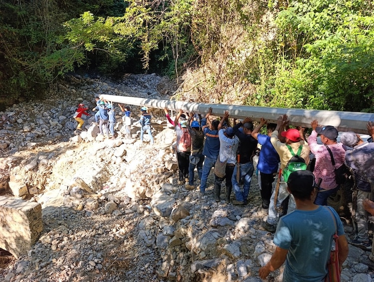 Personal de la CFE realiza labores de reparación en la red eléctrica de Guerrero.
