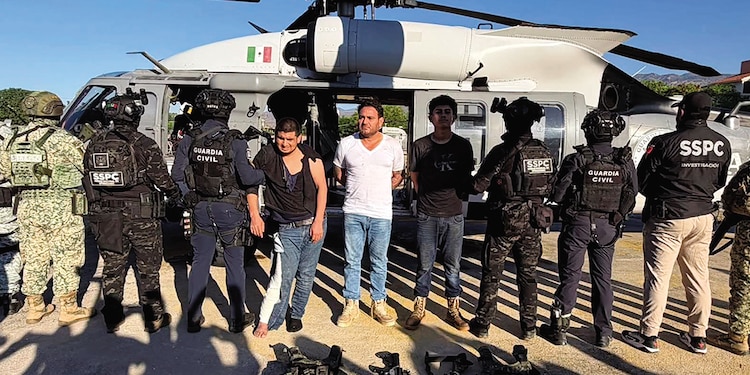 Los detenidos, Carlos Alejandro “N” y sus escoltas, ayer.