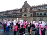 Mujeres se manifestaron hoy frente a Palacio Nacional para exigirle al gobierno federal emprenda acciones en contra de la violencia de género y para detener los feminicidios.