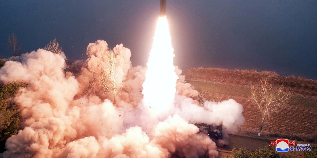 La imagen muestra un misil disparado por el ejército de Corea del Norte en un lugar no revelado el 15 de marzo de 2023