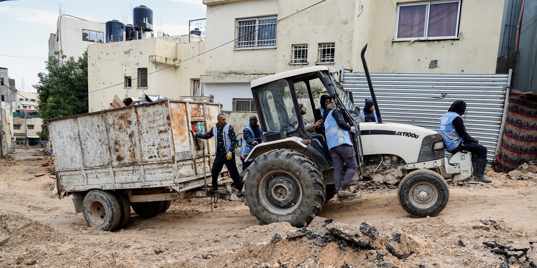Personal de la UNRWA mantiene operaciones en la región de Yenín, en Gaza, ayer.