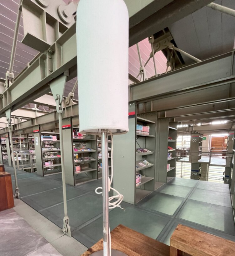 Una lámpara que no funciona y tiene
un cable pelado.