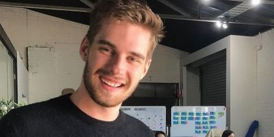 Joven australiano dice que cualquiera puede convertirse en millonario como él