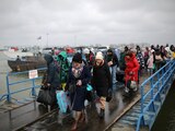 Las personas llegan en ferry después de huir de la invasión rusa de Ucrania, en el cruce fronterizo Isaccea-Orlivka, Rumania