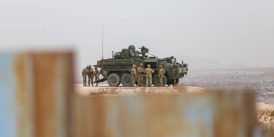 Ejército estadounidense vigila la frontera con México, el pasado 27 de marzo.