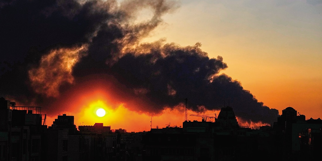El sol se pone tras el humo de un ataque militar, en Teherán, el 3 de marzo.