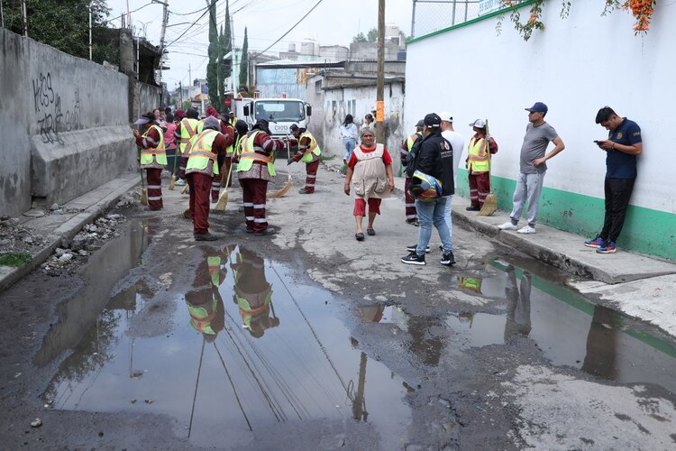 Labores de limpieza en Iztapalapa tras las lluvias del 27 de septiembre.