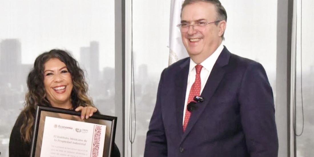 Karla Gómez y Marcelo Ebrard, durante la entrega de registro, ayer.