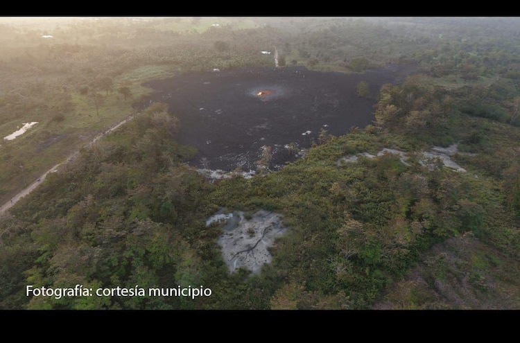 Erupción de volcán de lodo en Colombia
