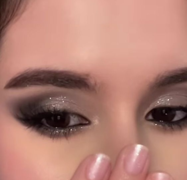 No te arrepentirás de agregar brillos a tu smokey eye.