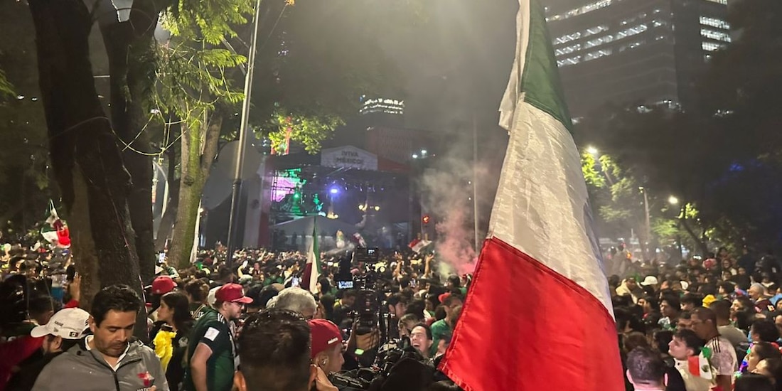 Aficionado en el Ángel de la independencia